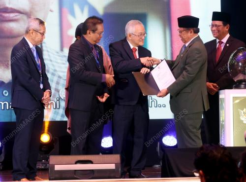 TAN SRI ABANG JOHARI TUN OPENG