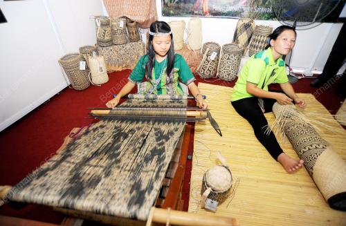 SK01_03122016_TENUN_IKAT