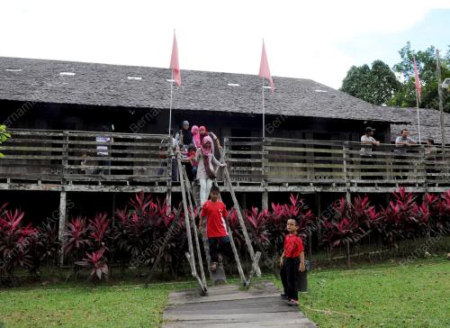 KAMPUNG BUDAYA SARAWAK