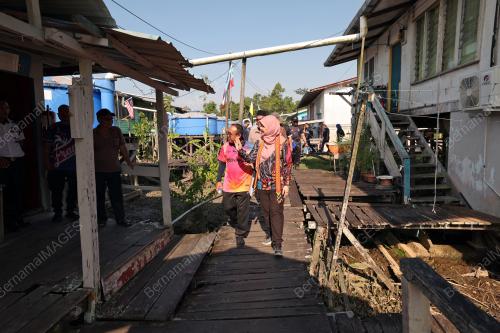 FADHLINA SIDEK