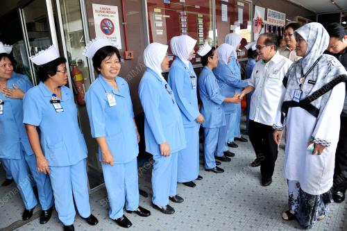 DATUK SERI DOUGLAS UNGGAH EMBAS