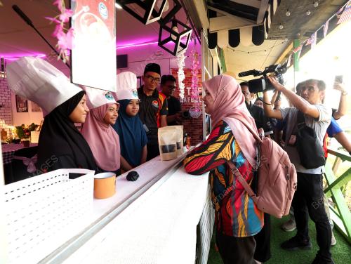 FADHLINA SIDEK