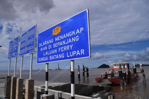 FERI BATANG LUPAR MENGHUBUNGKAN RAKYAT SETEMPAT