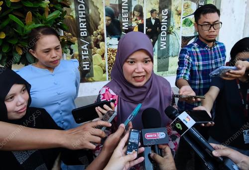 FADHLINA SIDEK