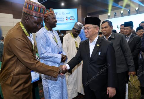 SENATOR DATUK DR MOHD NA'IM MOKHTAR