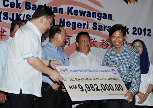 SK01_16082012_BANTUAN_SJK_SMJK
