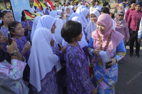 FADHLINA SIDEK