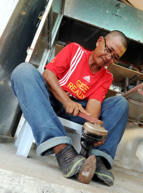 SK01_18062014_TUKANG_KASUT