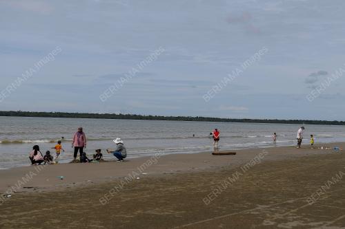 PANTAI BELAWAI DI TANJUNG MANIS SARAWAK