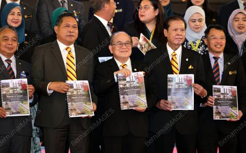 DATUK AMAR DOUGLAS UGGAH EMBAS