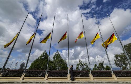 BENDERA IBU PERTIWI SEPARUH TIANG
