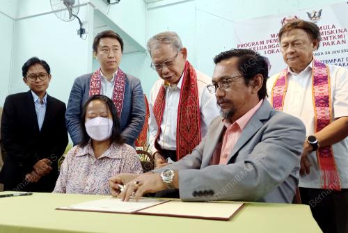 DATUK SERI MUSTAPA MOHAMED