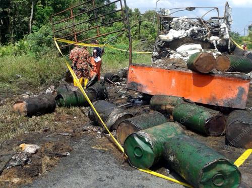 SK01_25032015_LORI_TERBAKAR