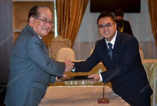 DATUK AMAR DOUGLAS UNGGAH EMBAS