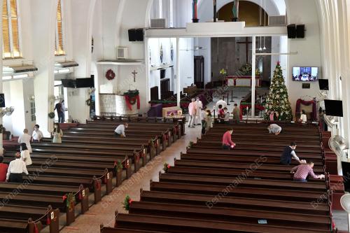 GEREJA PADA HARI KRISMAS