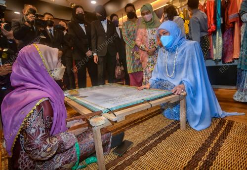 TUNKU HAJAH AZIZAH AMINAH MAIMUNAH ISKANDARIAH