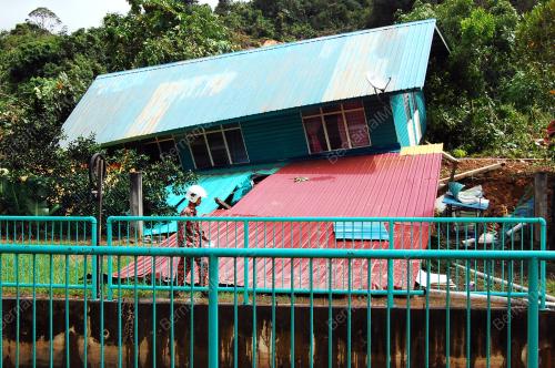 COLLAPSE HOUSE
