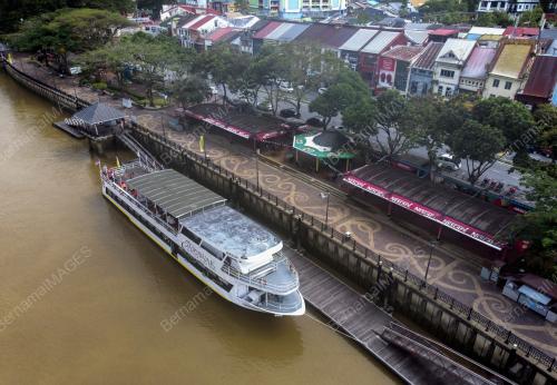 TEBINGAN SUNGAI KUCHING LENGANG