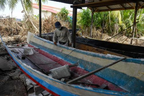 PEMBUATAN BOT FIBER DI PULAU BRUIT, SARAWAK