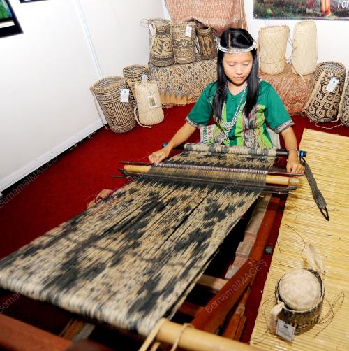 SK02_03122016_TENUN_IKAT