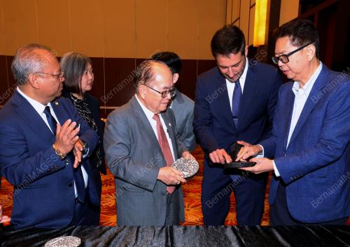 DATUK AMAR DOUGLAS UGGAH EMBAS