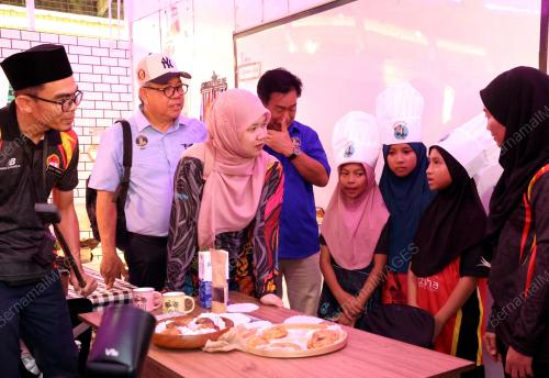 FADHLINA SIDEK