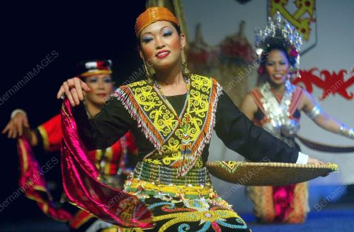 PERTANDINGAN TARIAN ETNIK