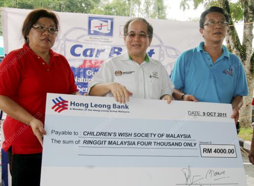 DATUK SERI DOUGLAS UNGGAH