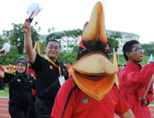 MASKOT BURUNG KENYALANG