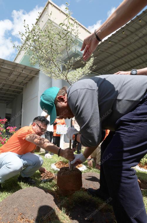 TAN SRI ABANG JOHARI TUN OPENG