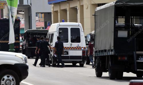 POLIS BERKAWAL