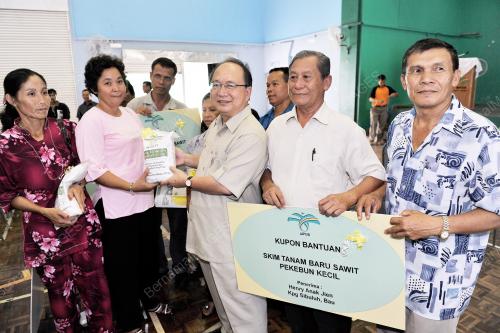 TAN SRI BERNARD GILUK DOMPOK