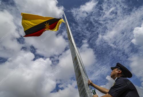 BENDERA IBU PERTIWI SEPARUH TIANG