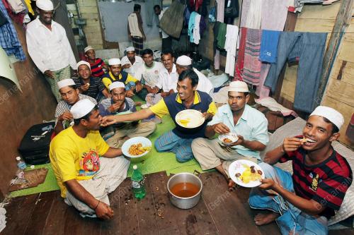 WARGA BANGLADESH BERPUASA