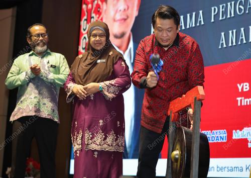 DATUK LUKANISMAN AWANG SAUNI
