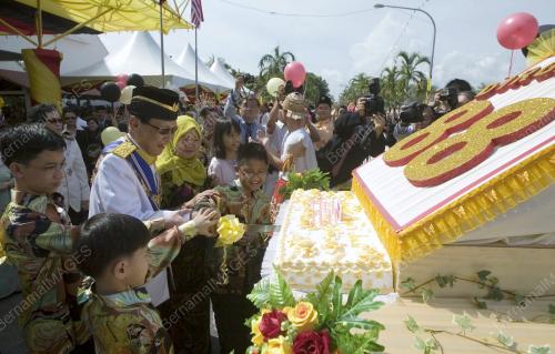 TUN MUHAMMAD SALAHUDDIN ABANG BARIENG