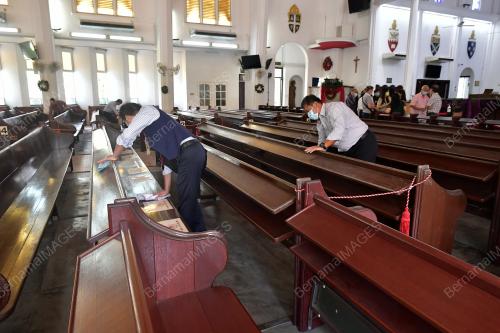 GEREJA PADA HARI KRISMAS