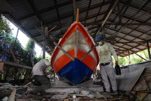 PEMBUATAN BOT FIBER DI PULAU BRUIT, SARAWAK