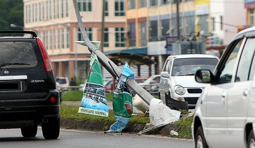 TIANG LAMPU JALAN