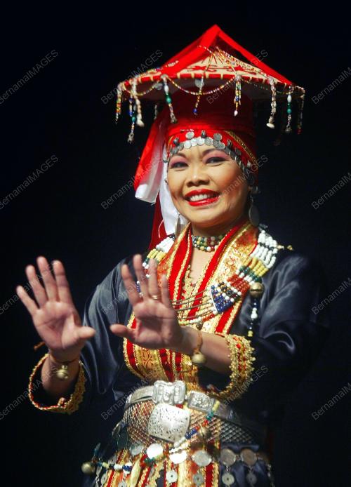 PERTANDINGAN TARIAN ETNIK
