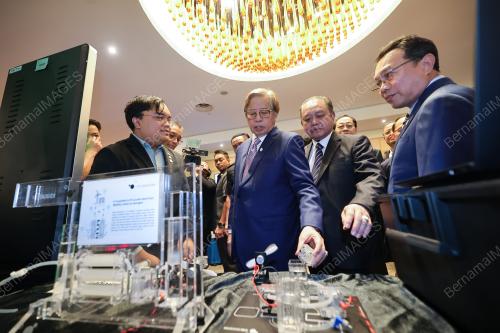 TAN SRI ABANG JOHARI TUN OPENG