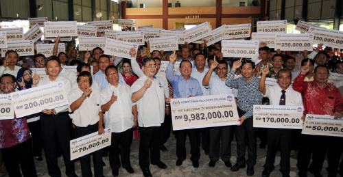 SK03_16082012_BANTUAN_SJK_SMJK