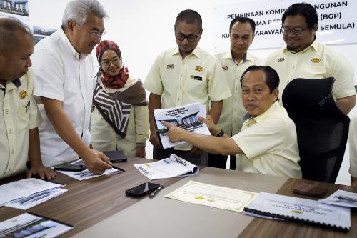 DATUK SERI DR AHMAD MASLAN