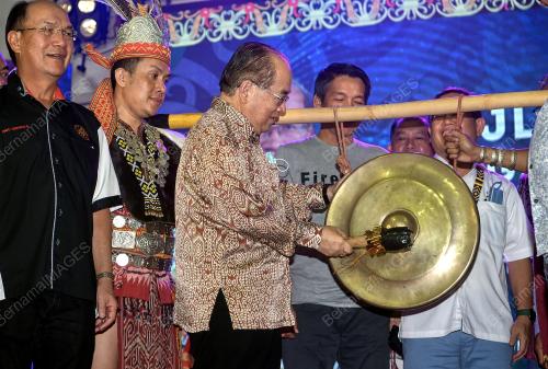 DATUKM AMAR DOUGLAS UNGGAH EMBAS
