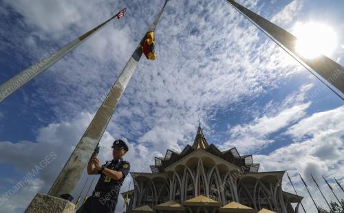 BENDERA IBU PERTIWI SEPARUH TIANG