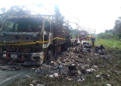 SK03_25032015_LORI_TERBAKAR