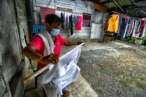 KIBAR BENDERA PUTIH MOHON BANTUAN
