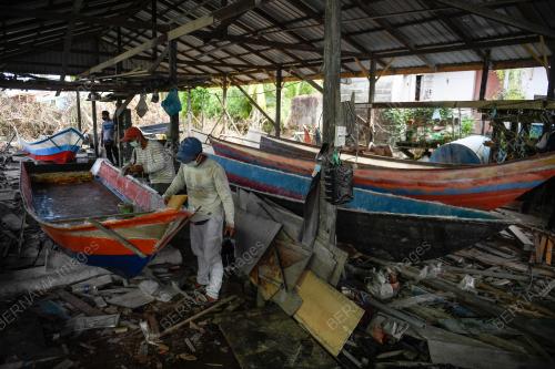 PEMBUATAN BOT FIBER DI PULAU BRUIT, SARAWAK