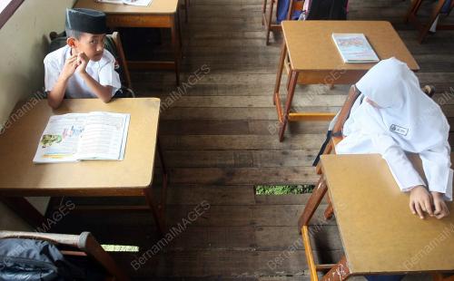 LANTAI KELAS BERLUBANG