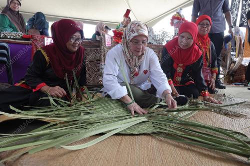 TUNKU AZIZAH AMINAH MAIMUNAH ISKANDARIAH